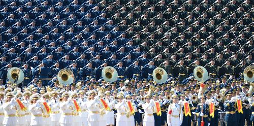 9月3日,中國人民抗日戰爭暨世界反法西斯戰爭勝利70周年紀念大會在北京隆重舉行。這是擔任奏唱任務的解放軍聯合軍樂團和合唱團。新華社記者 李一博 攝
