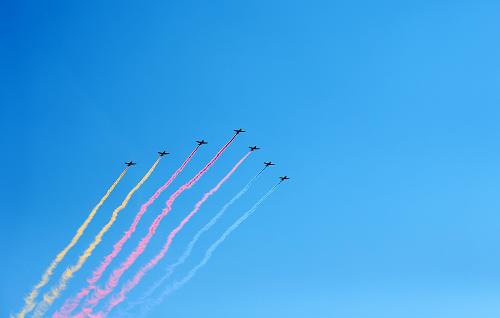 9月3日,中國人民抗日戰爭暨世界反法西斯戰爭勝利70周年紀念大會在北京隆重舉行。這是空中護旗方隊的7架教練機拉出七道彩帶通過天安門廣場。新華社記者 曹燦 攝