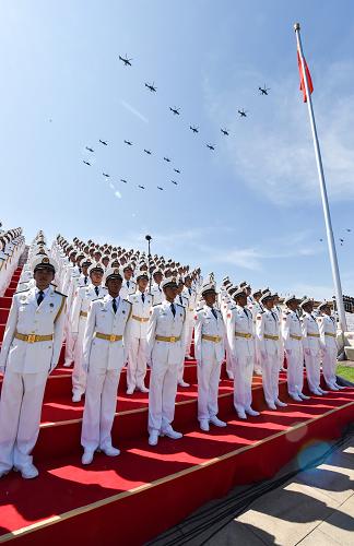 9月3日,中國人民抗日戰爭暨世界反法西斯戰爭勝利70周年紀念大會在北京隆重舉行。這是20架直升機在空中組成“70”字樣通過天安門廣場。新華社記者 徐速繪 攝