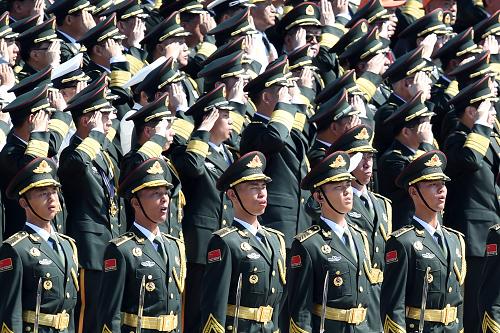 9月3日,中國人民抗日戰爭暨世界反法西斯戰爭勝利70周年紀念大會在北京隆重舉行。這是標兵在唱國歌。新華社記者 張領 攝