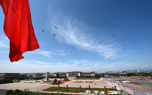 9月3日,中國人民抗日戰爭暨世界反法西斯戰爭勝利70周年紀念大會在北京隆重舉行。這是空中護旗方隊通過天安門廣場。新華社記者 楊磊 攝