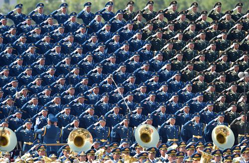 9月3日,中國人民抗日戰爭暨世界反法西斯戰爭勝利70周年紀念大會在北京隆重舉行。這是解放軍合唱團在演唱。新華社記者 羅曉光 攝