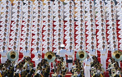 9月3日,中國人民抗日戰爭暨世界反法西斯戰爭勝利70周年紀念大會在北京隆重舉行。這是擔任奏唱任務的解放軍聯合軍樂團和合唱團。新華社記者 李一博 攝