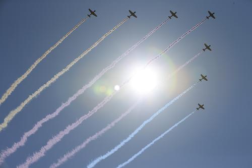 9月3日,中國人民抗日戰爭暨世界反法西斯戰爭勝利70周年紀念大會在北京隆重舉行。這是空中護旗方隊的7架教練機拉出七道彩帶通過天安門廣場。新華社記者 任正來 攝