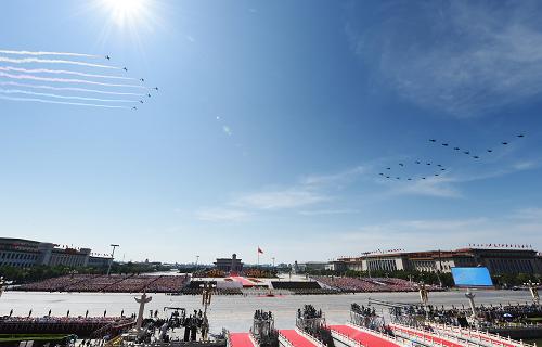 9月3日,中國人民抗日戰爭暨世界反法西斯戰爭勝利70周年紀念大會在北京隆重舉行。這是空中護旗方隊通過天安門廣場。新華社記者 趙鵬 攝