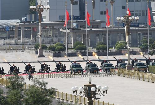 9月3日,中國人民抗日戰爭暨世界反法西斯戰爭勝利70周年紀念大會在北京隆重舉行。這是禮炮在天安門廣場鳴響。新華社記者 楊磊 攝